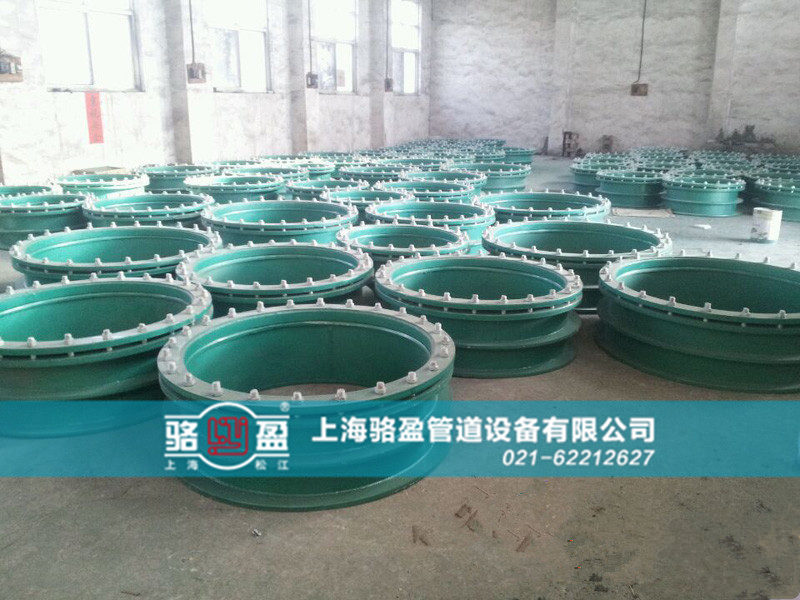 河南省駐馬店市正陽縣柔性人防套管發(fā)貨圖 /></p>人防套管主要應(yīng)用于管道穿墻處不承受管道振動和伸縮變形的建筑物，一般情況下，如果只是考慮到管道的穿墻，不需考慮管道的位移變形，只需要選用人防套管。如果對于地震設(shè)防要求比較高的地區(qū)，在使用人防套管的同時應(yīng)在該建筑物外墻管道設(shè)置柔性連接，從而達到墻體的防水目的。<br />    人防套管安裝說明：① 按照設(shè)計圖樣的要求，在建筑物上定出管道走向、位置和標(biāo)高，確定支架的位置和數(shù)量 ② 安裝支架。根據(jù)確定好的支架位置和施工現(xiàn)場的實際情況，選定支架的安裝方式，將支架安裝到位③ 預(yù)制管段。根據(jù)施工圖，根據(jù)施工現(xiàn)場的實際情況，按照測線的方法，繪制各段管線加工圖，將劃分加工好的管段，分段下料，編好序號，開好坡口，以備組對④ 管道就位。把預(yù)制好的管段安放到支架上，并采取臨時固定措施⑤ 管道連接。將安放好的管道，對好管口，用焊接的方法，連成管線 ⑥ 找好坡度。按設(shè)計要求，找好管線坡度。事實上，坡度在支架安裝時就已找好，管道連接后，再檢查校對一下，檢查校對合格，把管線固定在支架上。<br />    在使用人防套管的時候，還應(yīng)該注意管子內(nèi)徑與人防套管外徑保持一致。如果在人防套管安裝后發(fā)現(xiàn)管道出現(xiàn)縫隙，可以采用柔性石棉材料進行填充。<br />    駱盈管道專業(yè)生產(chǎn)人防套管。人防套管主要應(yīng)用于管道穿墻處不承受管道振動和伸縮變形的建筑物，一般情況下，如果只是考慮到管道的穿墻，不需考慮管道的位移變形，只需要選用人防套管。駱盈生產(chǎn)的河南省駐馬店市正陽縣<a href=http://www.luoying168.com target=_blank class=infotextkey>鴨嘴閥</a>能夠?qū)崿F(xiàn)污水的正向流出反向止逆的功能，產(chǎn)品質(zhì)量符合~標(biāo)準(zhǔn)。駱盈管道專業(yè)生產(chǎn)二十多種不同類型的<a href=http://www.luoying168.com target=_blank class=infotextkey>鴨嘴閥</a>，產(chǎn)品質(zhì)量符合~標(biāo)準(zhǔn)，并且我公司長期與國內(nèi)的一大批知名的鋼鐵閥門廠家進行合作并建立深厚的合作友誼，產(chǎn)品質(zhì)量經(jīng)得起實踐的檢驗，專業(yè)致力于管道行業(yè)二十多年，駱盈品質(zhì)值得您的信賴。駱盈管道作為專業(yè)的生產(chǎn)鴨嘴閥廠家，產(chǎn)品質(zhì)量經(jīng)得起實踐的檢驗，駱盈產(chǎn)品不僅性能優(yōu)良，而且鴨嘴閥價格也是十分的優(yōu)惠。河南省駐馬店市正陽縣鴨嘴閥哪家好，駱盈管道是選。<p style=